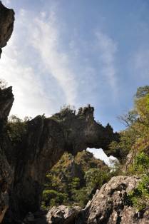 Sobre a bela Ponte de Pedra, na Chapada dos Veadeiros, região de Cavalcante - GO